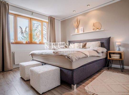 Stilvolles Schlafzimmer mit warmen Farbtönen...