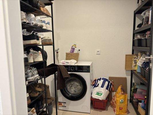 Abstellraum mit Waschmaschinenanschluss