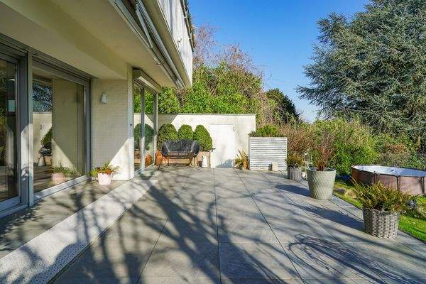 Terrasse mit dem Blick zur Garage