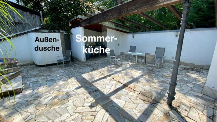 Terrasse hinter dem Pool