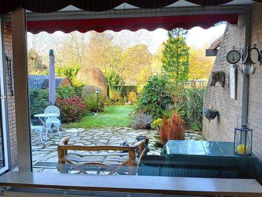Wohnzimmerblick in den Garten