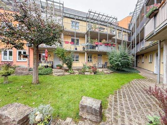 Grünfläche im Hinterhof