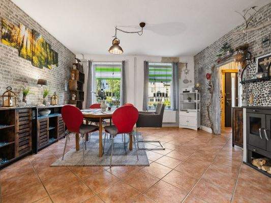 Esszimmer mit Ofen