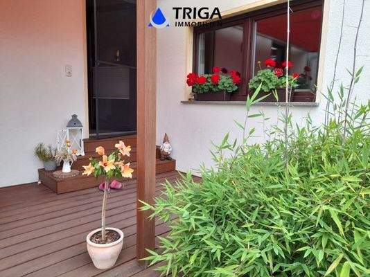 Terrasse mit Zutritt vom Wohnzimmer 