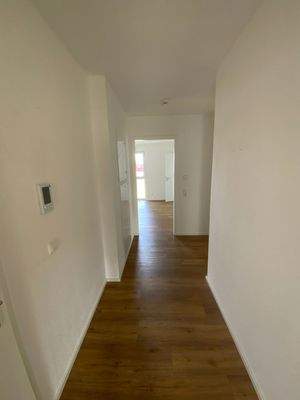 Flur mit weißen Wänden und Vinylboden in Holzoptik.JPG