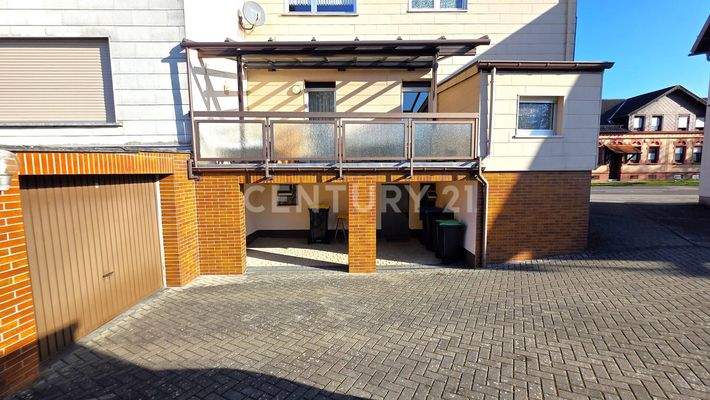 Überdachte Terrasse und Zugang zum Keller