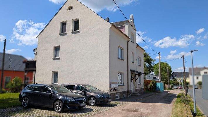 Westansicht mit Straße