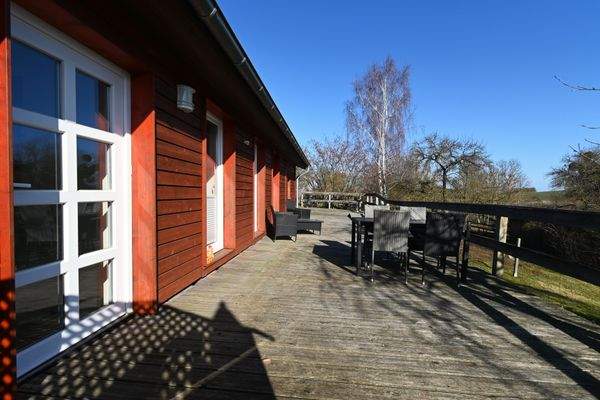 große, sonnige Terrasse