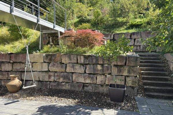 EG Terrasse mit Aufgang in den Garten