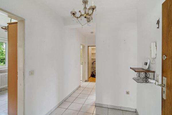 Eingangsbereich und länglicher Flur