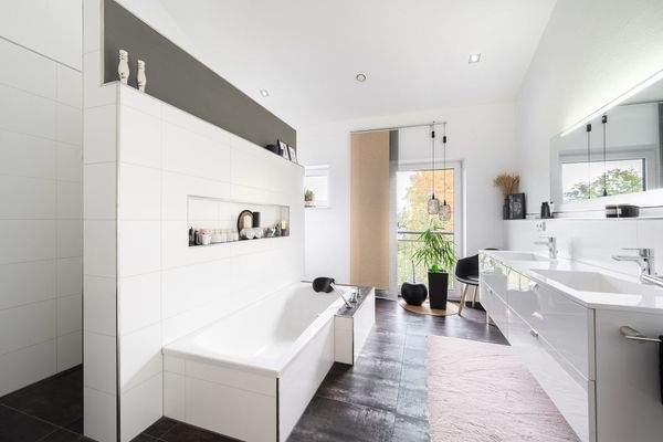 Masterbad mit Badewanne und Doppel WT