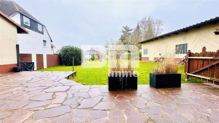 Terrasse / Großer Gartenbereich / vollumzäunt