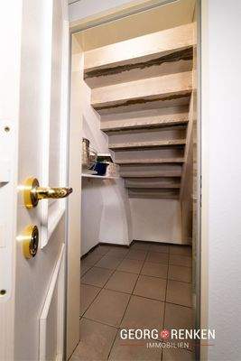 EFH Karlshöfen Vorratsraum unter d. Treppe, Keller