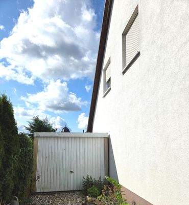 Blick auf Zugang zur Garage (Nordseite).jpg