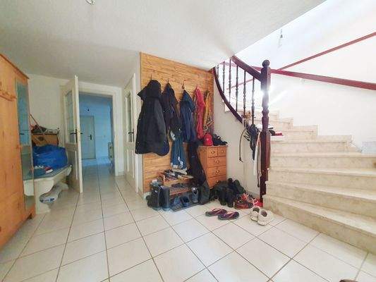 Flur u. Treppenaufgang / UG