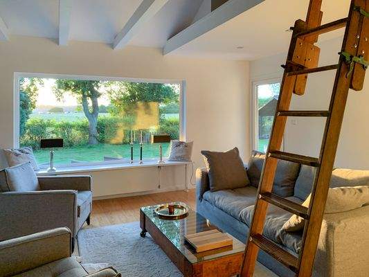 8. Blick in das Wohnzimmer im Sommer.jpg