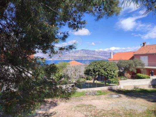 Baugrundstück in Strandnähe mit Meerblick auf Brač