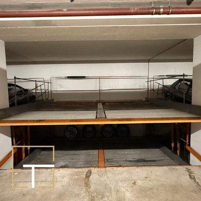 Parkhaus mit Hebebühne