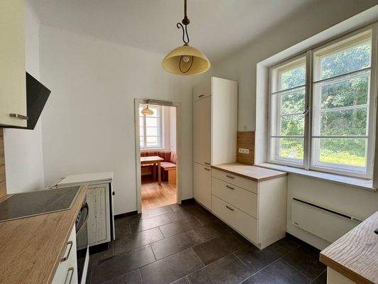 Moderne Küche mit Grünblick