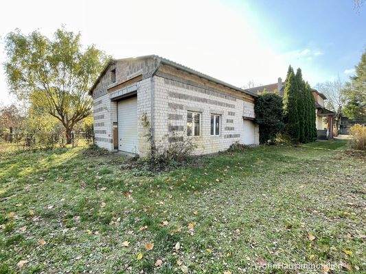 Halle mit zwei großen Garagentoren