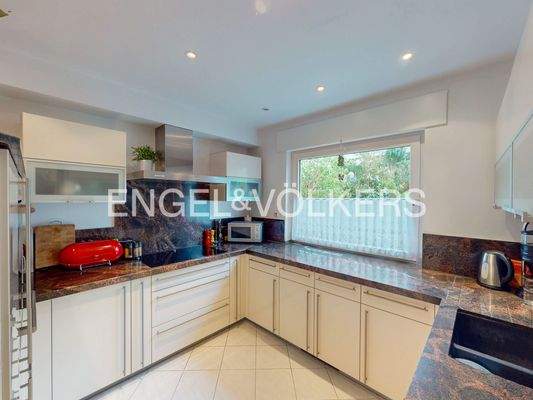 Neuwertige und sehr moderne Küche