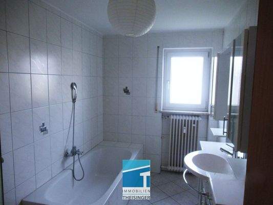 Bad mit Wanne und Fenster