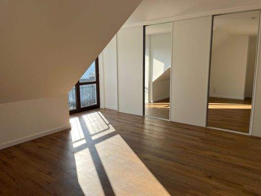 Zimmer mit Einbauschrank im OG