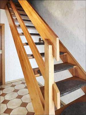 Gut erhaltenes Treppenhaus zum DG