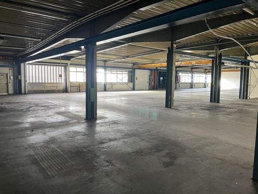 Hallengebäude mit Toranlage