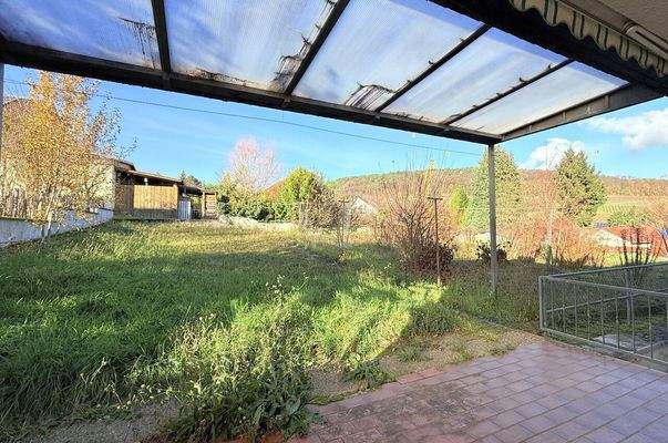 Blick von der Terrasse in den Garten 