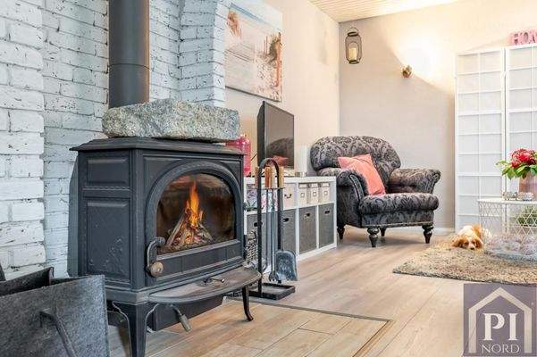 Gemütlicher Ofen im Wohnzimmer