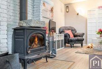 Gemütlicher Ofen im Wohnzimmer