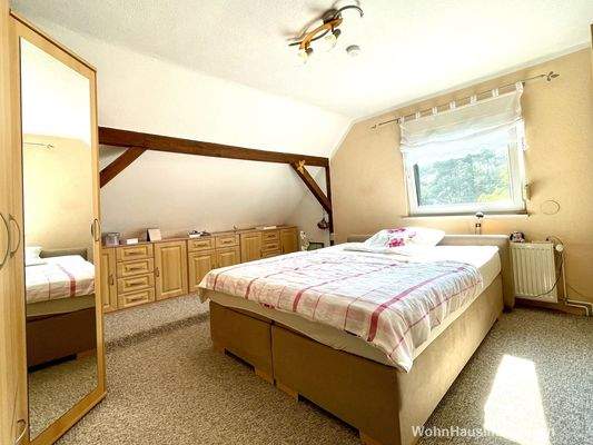 Großes Schlafzimmer mit Blick ins Grüne