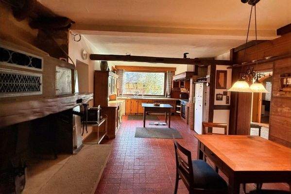 Großzügige Küche mit Essecke