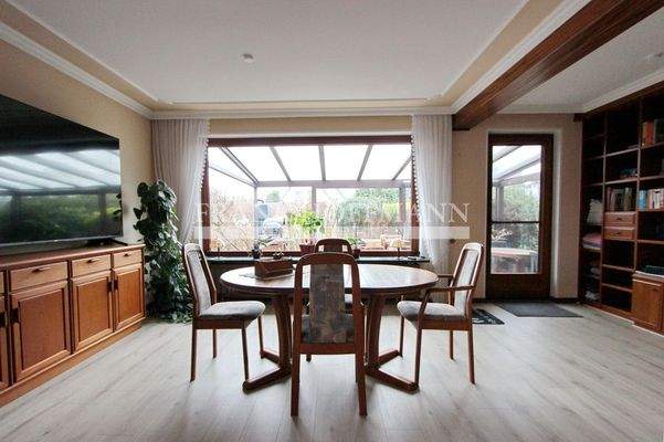 Essbereich mit Blick auf die Terrasse