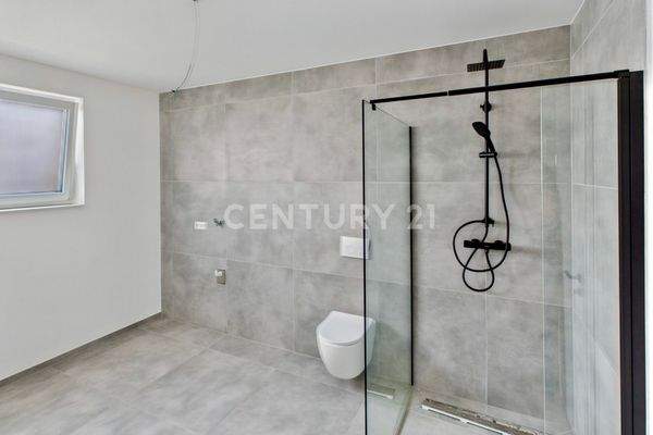 Badezimmer mit Blick zur bodentiefen Dusche