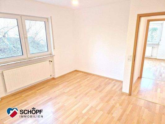 Schlafzimmer 2 (Kind/Büro/Gast), Blick Richtung Sc