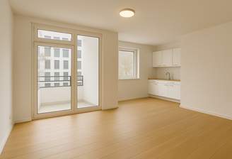 Helles Wohn- & Esszimmer mit moderner Küchenzeile