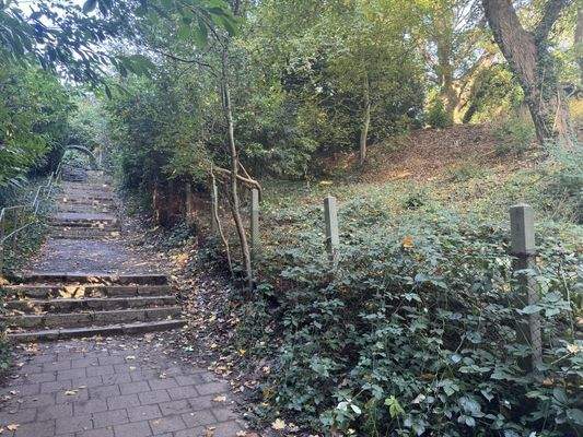 Fußweg am Ende des Grundstücks