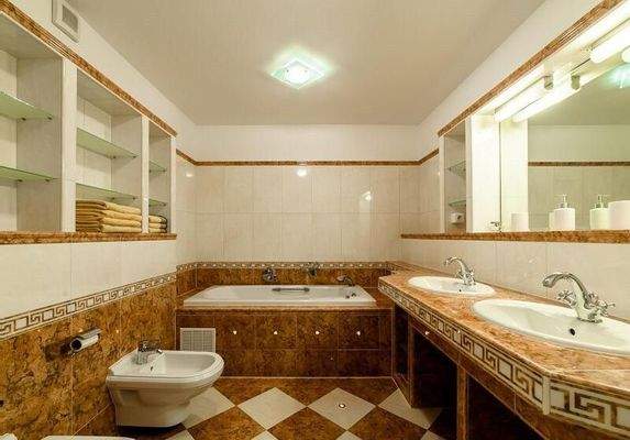 Hochwertiges Badezimmer 1 im Obergeschoss