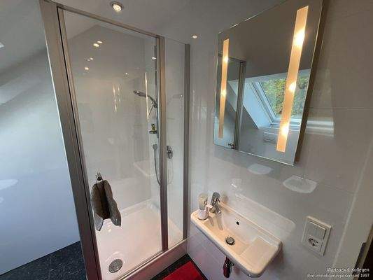 ...Waschbecken und Dusche