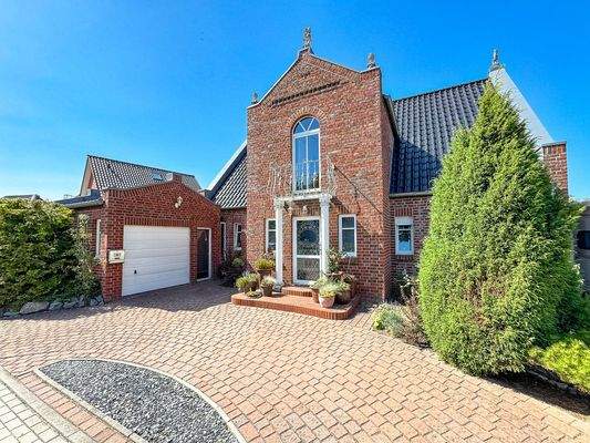 Die Zufahrt mit gepflegtem Vorgarten