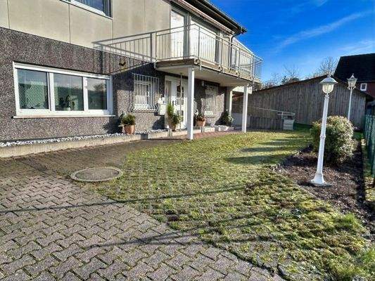 Hof mit Stellplatz vor dem Haus