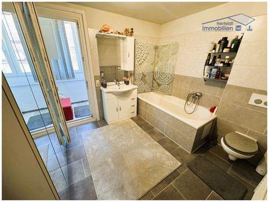 Modernes Bad mit Zugang zur Loggia