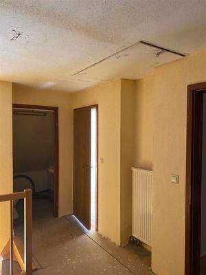  Obergeschoss mit Klapp0e zum Boden