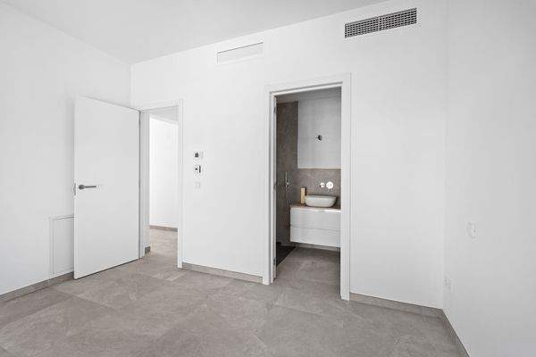 Erstes Schlafzimmer mit Bad