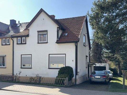 Straßenfront mit Einfahrt