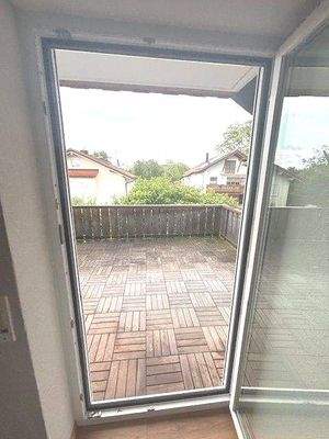 Blick vom Schlafzimmer auf den großen Balkon