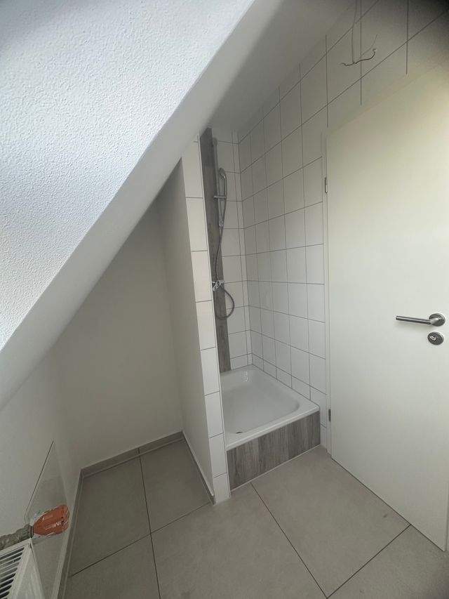 Sehr schöne 5 Zimmer Maisonette in einem Zweifamilienhaus mit Gartennutzung und großen Balkon - Photo 4