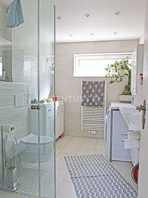 Modernes Duschbadezimmer
